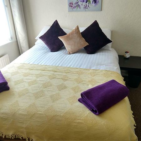 Rowe Gardens - Self Catering - Guesthouse Style - Comfortable Twin Or Double Rooms - Quiet Residential Area Вёкингтон Экстерьер фото